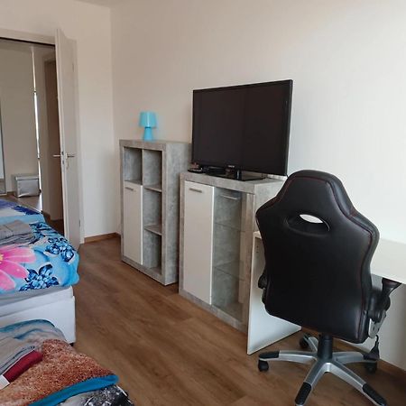 Moderni Pokoj S Parkovanim Zdarma Brno Buitenkant foto